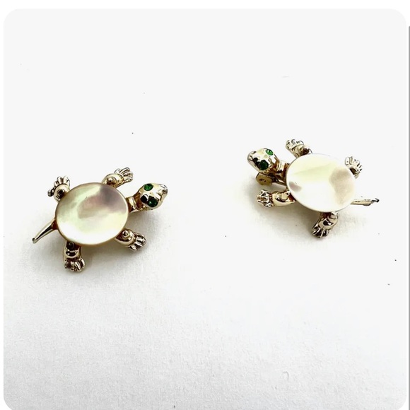 VINTAGE SILVER TONE TURTLE BROACH W/ MOTHER OF PEARL BACK & GREEN EYES- SET OF 2 - Picture 1 of 2